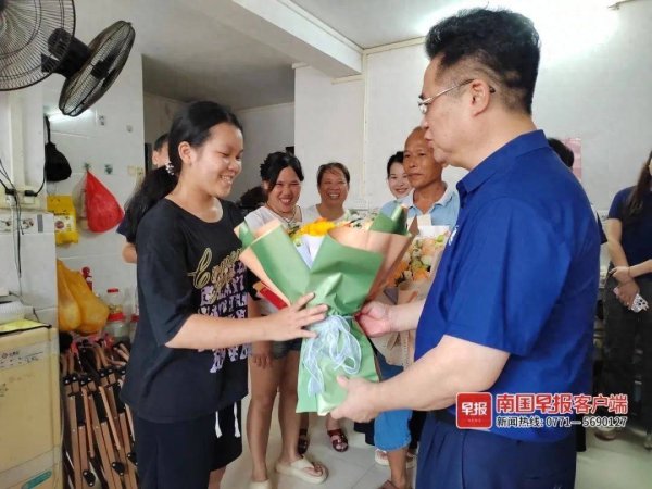 南京开户配资 大学校长亲自送去录取通知书！广西“守摊女孩”的故事，看哭了……