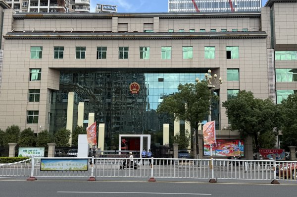 配资炒股网选 莆田12岁女孩遭虐致死案二审细节：继母推卸责任给生父，生父还在为继母求情｜封面深镜