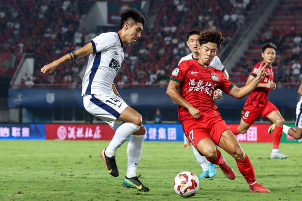 中国股票配资网官方网站 意外！何小珂回中超后职业生涯陷入低谷，效力三支球队都沦为替补